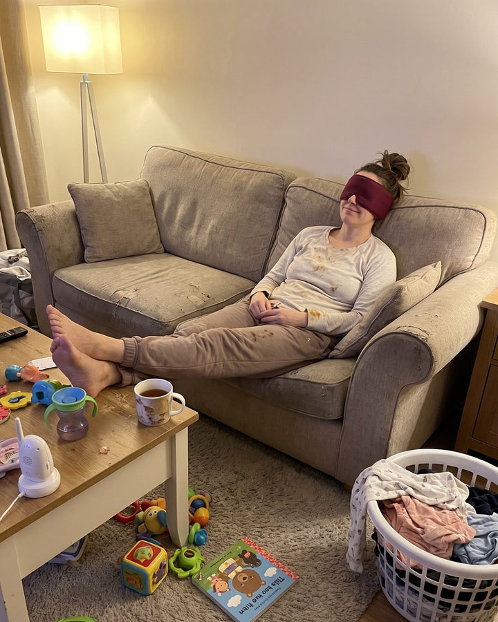 Frau ruht mit der Kühlmaske auf dem Sofa